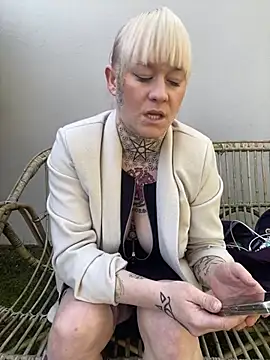 Snapshot of poussichienne chatting on 03-05-25, 01:06 poussichienne online show from 03-05-25, 01:06