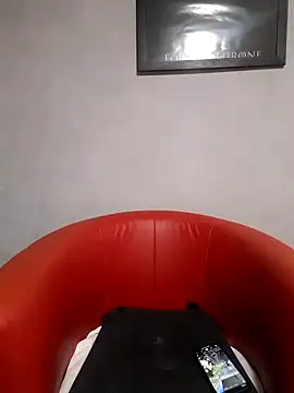 Snapshot of poussichienne chatting on 03-18-25, 04:37 poussichienne online show from 03-18-25, 04:37