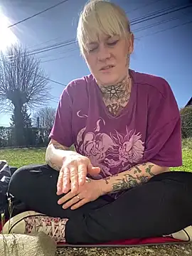 Snapshot of poussichienne chatting on 03-20-25, 12:43 poussichienne online show from 03-20-25, 12:43