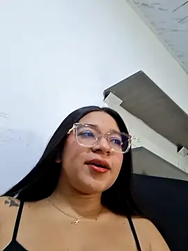 Snapshot of -VICKKY chatting on 06-12-26, 02:05 -VICKKY online show from 06-12-26, 02:05