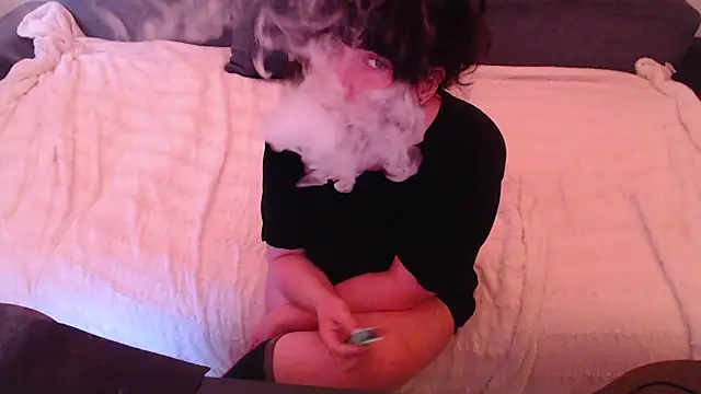 Snapshot of Lynylou chatting on 12-18-24, 01:02 Lynylou online show from 12-18-24, 01:02