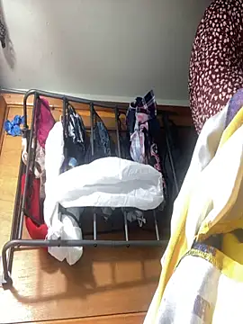 gurlnips online show from 12-19-25, 01:18