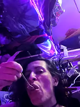 gurlnips online show from 03-31-26, 12:49