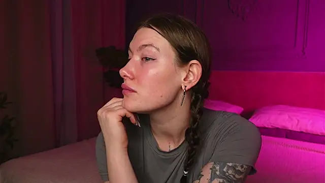 Liv Fay online show from 11-29-25, 01:36