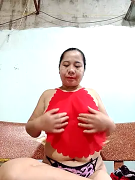 Snapshot of Queen_18200 chatting on 10-20-25, 12:33 Queen 18200 online show from 10-20-25, 12:33