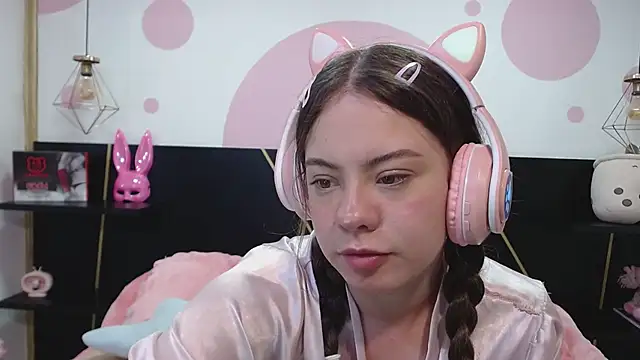 Snapshot of DanniAbbey chatting on 03-18-25, 06:04 DanniAbbey online show from 03-18-25, 06:04