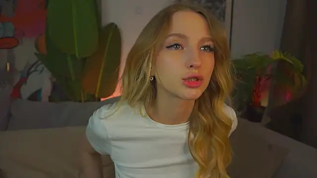 Snapshot of MickeyMyers chatting on 12-10-24, 12:05 MickeyMyers online show from 12-10-24, 12:05