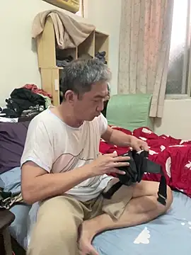 Snapshot of YuHsuant chatting on 03-12-25, 06:51 YuHsuant online show from 03-12-25, 06:51