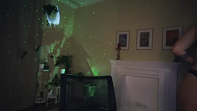 Snapshot of Leona_Mell chatting on 02-25-25, 07:03 Leona Mell online show from 02-25-25, 07:03