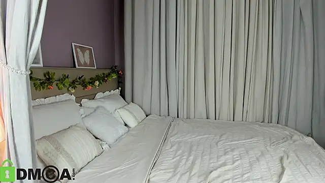 Snapshot of Dearly_Emily chatting on 03-27-26, 05:23 Dearly Emily online show from 03-27-26, 05:23