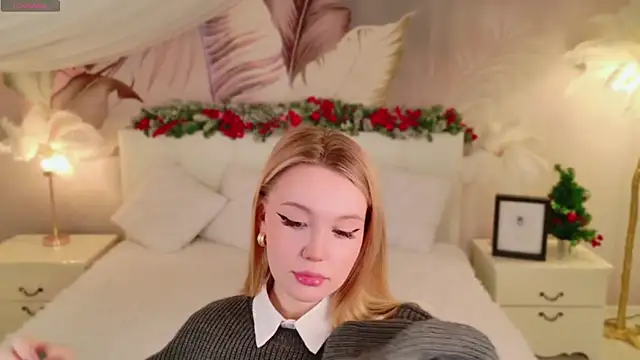 Snapshot of AliceMorr chatting on 12-18-24, 08:20 AliceMorr online show from 12-18-24, 08:20