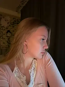 Snapshot of AliceMorr chatting on 12-20-24, 05:18 AliceMorr online show from 12-20-24, 05:18