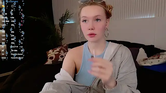 Snapshot of AliceMorr chatting on 12-21-24, 08:28 AliceMorr online show from 12-21-24, 08:28