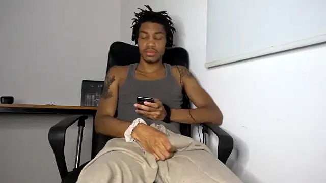 Snapshot of Skinnyblackman chatting on 05-17-26, 06:44 Skinnyblackman online show from 05-17-26, 06:44