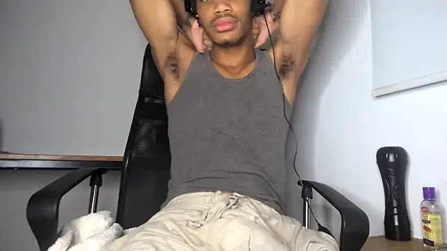 Snapshot of Skinnyblackman chatting on 06-01-26, 04:58 Skinnyblackman online show from 06-01-26, 04:58