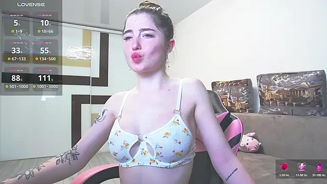 Snapshot of Luxuryalma chatting on 05-20-26, 07:53 Luxuryalma online show from 05-20-26, 07:53