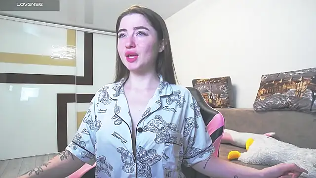 Snapshot of Luxuryalma chatting on 06-16-26, 06:43 Luxuryalma online show from 06-16-26, 06:43