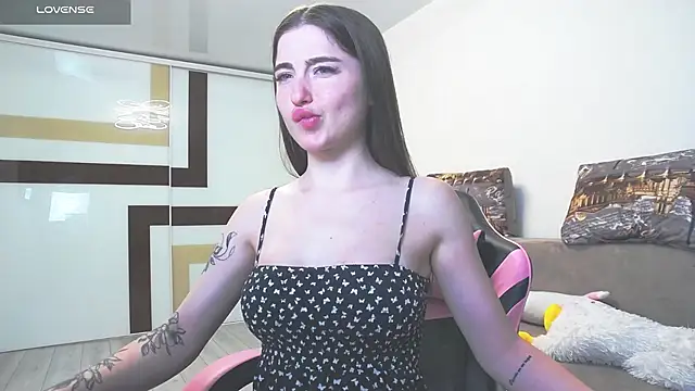 Snapshot of Luxuryalma chatting on 06-17-26, 05:14 Luxuryalma online show from 06-17-26, 05:14