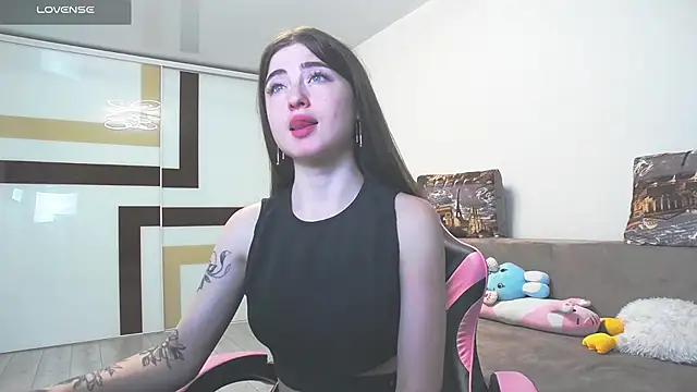 Snapshot of Luxuryalma chatting on 06-19-26, 06:56 Luxuryalma online show from 06-19-26, 06:56