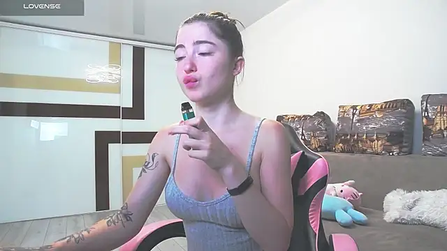 Snapshot of Luxuryalma chatting on 06-29-26, 06:08 Luxuryalma online show from 06-29-26, 06:08