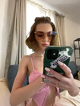 Snapshot of Kat_kate chatting on 02-14-25, 12:03 Kat kate online show from 02-14-25, 12:03