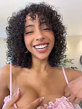 Snapshot of OSHUN_ chatting on 05-24-26, 04:45 OSHUN online show from 05-24-26, 04:45