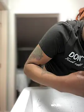 Snapshot of PrettyGal_Tingz chatting on 02-08-25, 04:04 PrettyGal Tingz online show from 02-08-25, 04:04