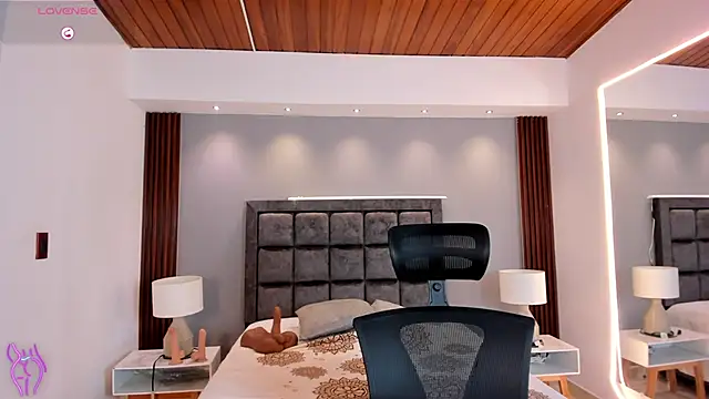 Snapshot of Susann_Ross chatting on 11-28-25, 10:51 Susann Ross online show from 11-28-25, 10:51