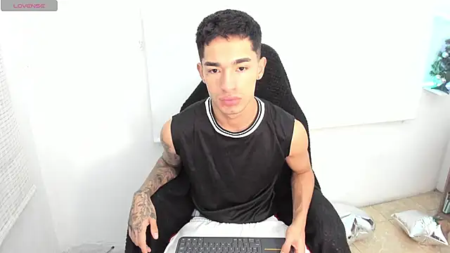 Snapshot of Damon__333 chatting on 01-08-25, 12:17 Damon 333 online show from 01-08-25, 12:17