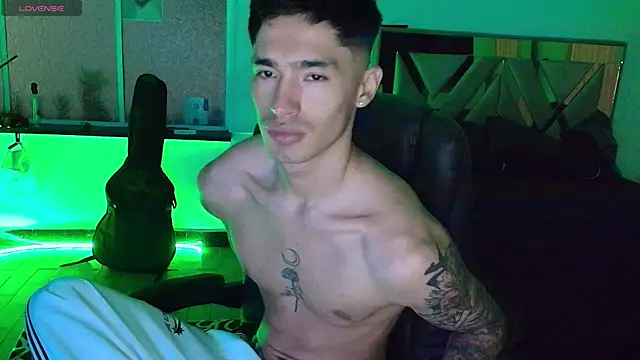 Snapshot of Damon__333 chatting on 11-02-25, 11:29 Damon 333 online show from 11-02-25, 11:29