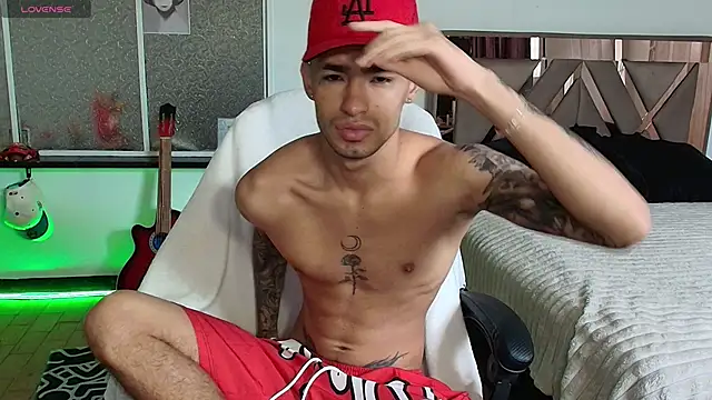 Snapshot of Damon__333 chatting on 11-15-25, 05:20 Damon 333 online show from 11-15-25, 05:20