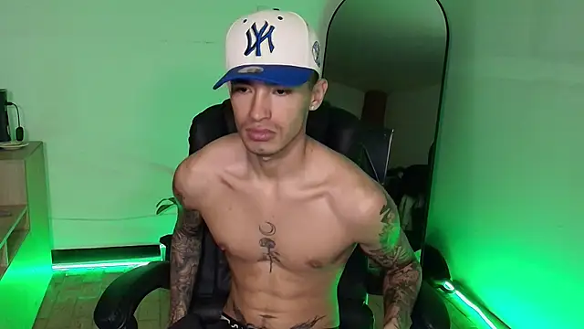 Snapshot of Damon__333 chatting on 12-03-25, 01:57 Damon 333 online show from 12-03-25, 01:57