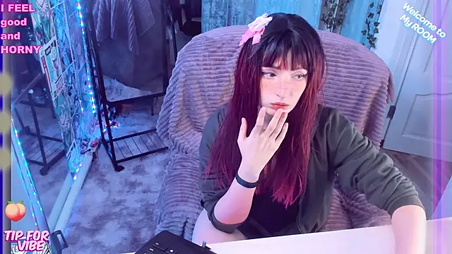 Snapshot of Toxic_Ellies chatting on 02-25-25, 02:22 Toxic Ellies online show from 02-25-25, 02:22