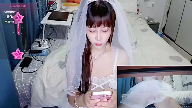 Snapshot of Angelababy001 chatting on 12-04-24, 12:25 Angelababy001 online show from 12-04-24, 12:25