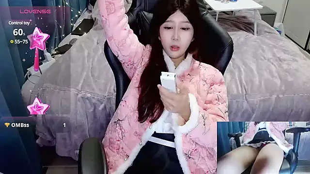 Snapshot of Angelababy001 chatting on 12-12-24, 02:33 Angelababy001 online show from 12-12-24, 02:33