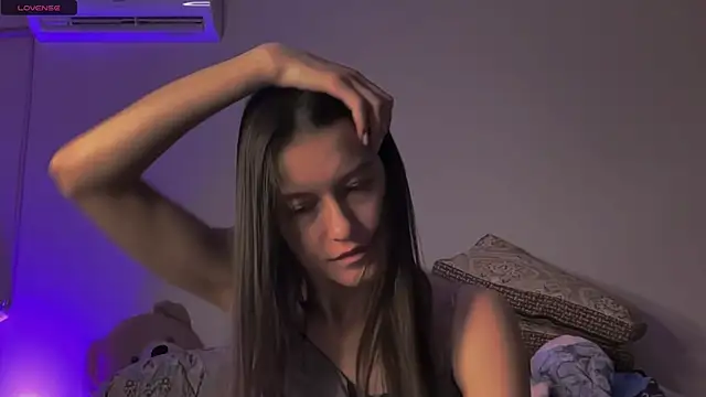 Snapshot of Alice__grace chatting on 02-18-25, 03:32 Alice grace online show from 02-18-25, 03:32