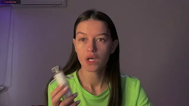Snapshot of Alice__grace chatting on 02-21-25, 02:38 Alice grace online show from 02-21-25, 02:38
