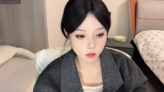 Snapshot of Q-ing chatting on 12-27-24, 07:14 Q-ing online show from 12-27-24, 07:14