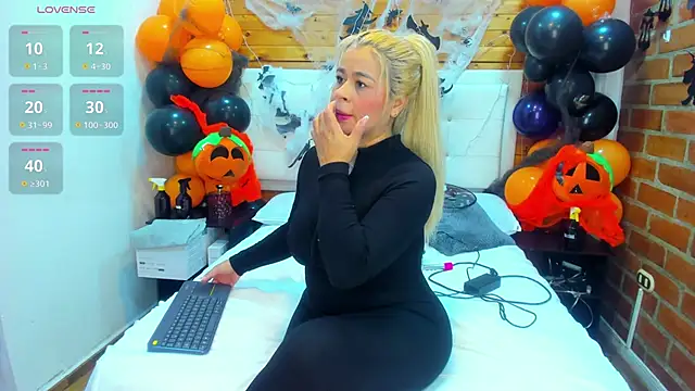 Snapshot of Dulcex69 chatting on 10-14-25, 11:44 Dulcex69 online show from 10-14-25, 11:44