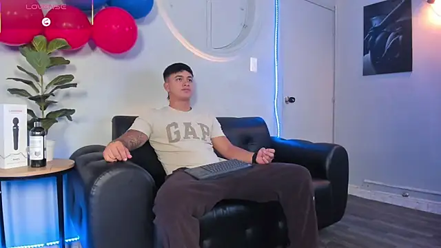 Snapshot of Cristopher_strong chatting on 06-10-26, 12:15 Cristopher strong online show from 06-10-26, 12:15