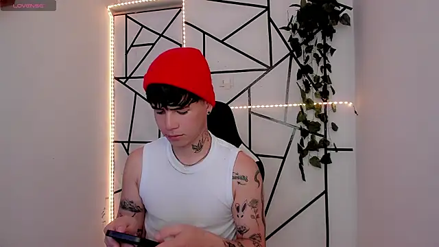 Snapshot of Tayson_Rivers chatting on 05-18-26, 04:02 Tayson Rivers online show from 05-18-26, 04:02