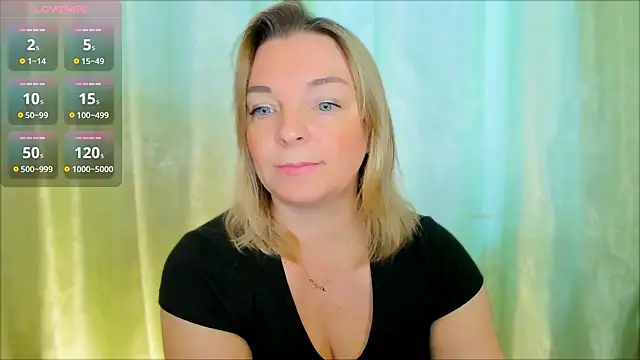 Snapshot of Regina__blue chatting on 12-17-24, 12:11 Regina blue online show from 12-17-24, 12:11