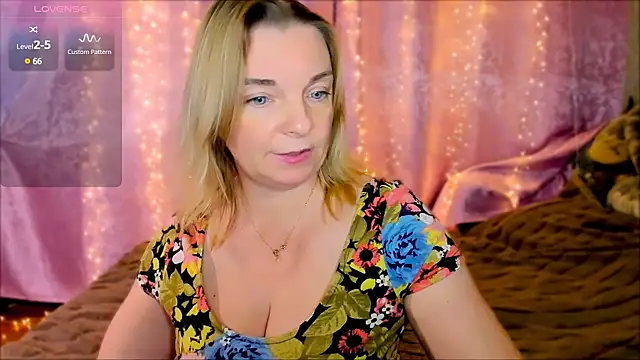 Snapshot of Regina__blue chatting on 01-22-25, 05:17 Regina blue online show from 01-22-25, 05:17