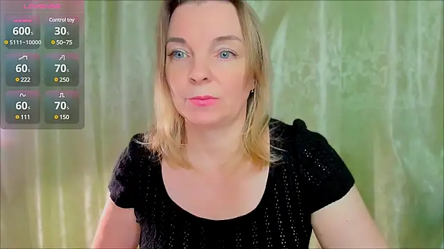 Snapshot of Regina__blue chatting on 02-17-25, 07:10 Regina blue online show from 02-17-25, 07:10