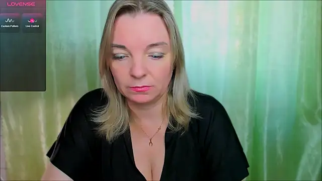 Snapshot of Regina__blue chatting on 03-22-25, 02:47 Regina blue online show from 03-22-25, 02:47