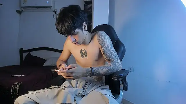 Snapshot of Snakebutterfly chatting on 09-12-25, 09:09 Snakebutterfly online show from 09-12-25, 09:09