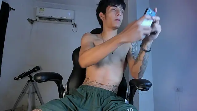 Snapshot of Snakebutterfly chatting on 09-19-25, 08:27 Snakebutterfly online show from 09-19-25, 08:27