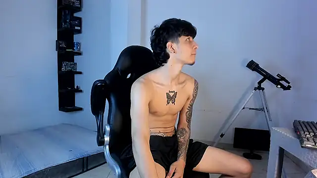 Snapshot of Snakebutterfly chatting on 10-17-25, 10:07 Snakebutterfly online show from 10-17-25, 10:07