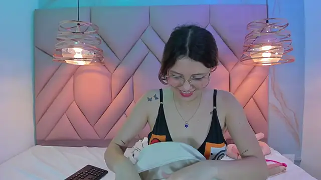 Snapshot of AngelaaCute_ chatting on 01-18-25, 05:48 AngelaaCute online show from 01-18-25, 05:48