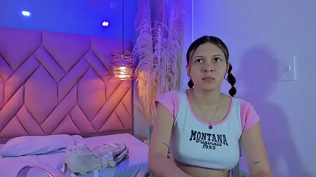 Snapshot of AngelaaCute_ chatting on 02-04-25, 12:00 AngelaaCute online show from 02-04-25, 12:00